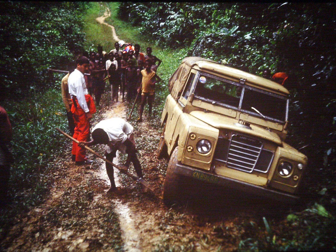 Sulla strada tra Yoki-Elolu e Yalifafu (Zaire), 1985. / On the road between Yoky-Elolu and Yalifafu (Zaire), 1985.