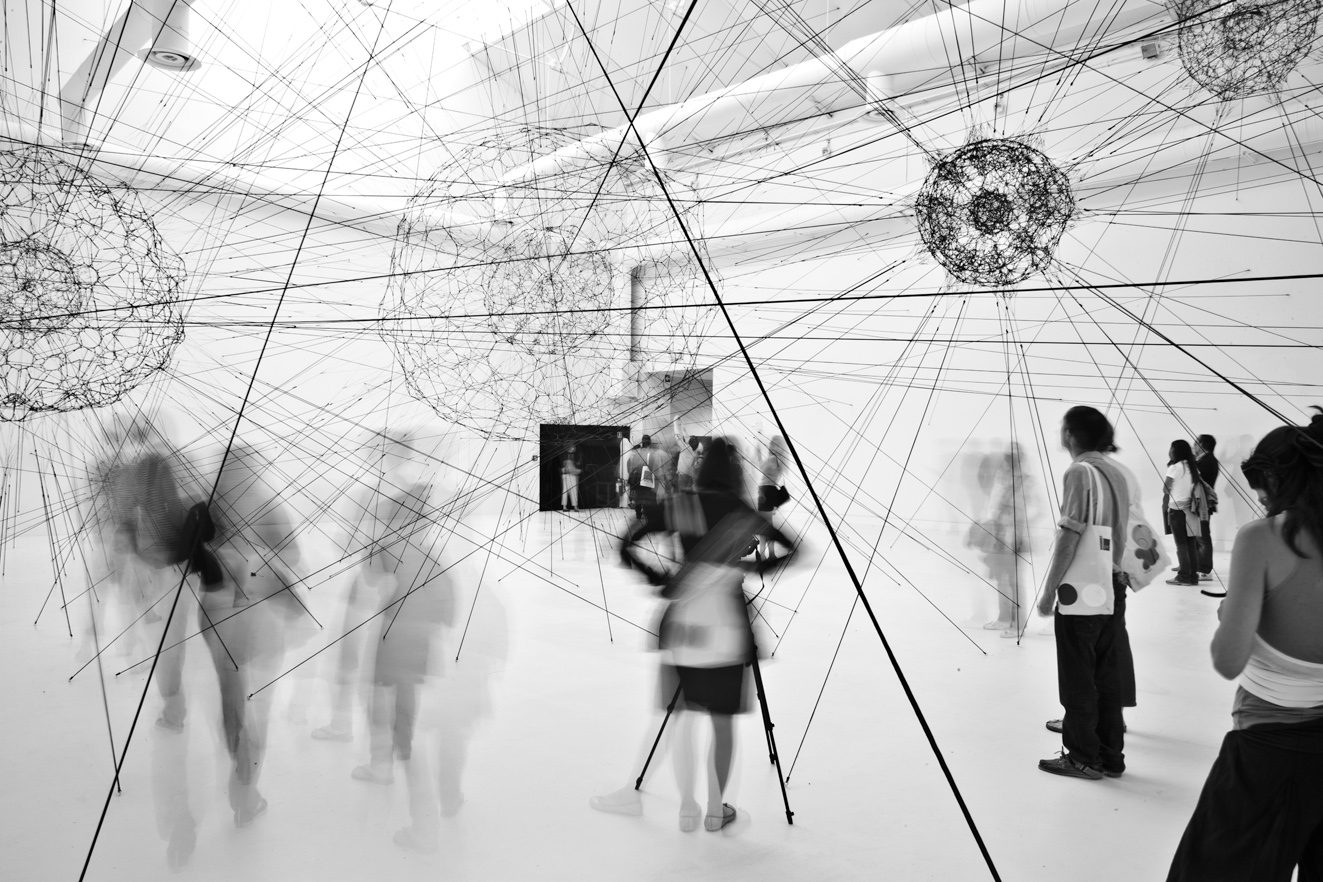 Tomás Saraceno, Galaxies Forming along Filaments, like Droplets along the Strands of a Spider’s Web, 2009. Photo: © Alessandro Coco. Courtesy: © Studio Tomás Saraceno.