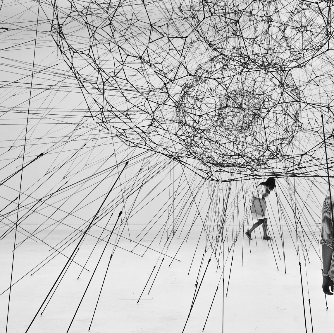 Tomás Saraceno, Galaxies Forming along Filaments, like Droplets along the Strands of a Spider’s Web, 2009. Photo: © Alessandro Coco. Courtesy: © Studio Tomás Saraceno.