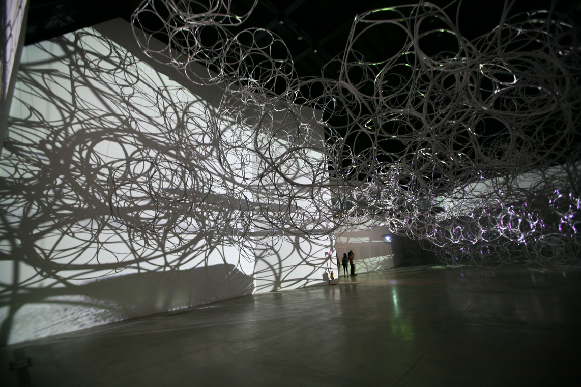 Tomás Saraceno, Cloudy Dunes. When Friedman meets Bucky on Air-Port-City, 2006. Photo: © Alessandro Coco. Courtesy: © Studio Tomás Saraceno.