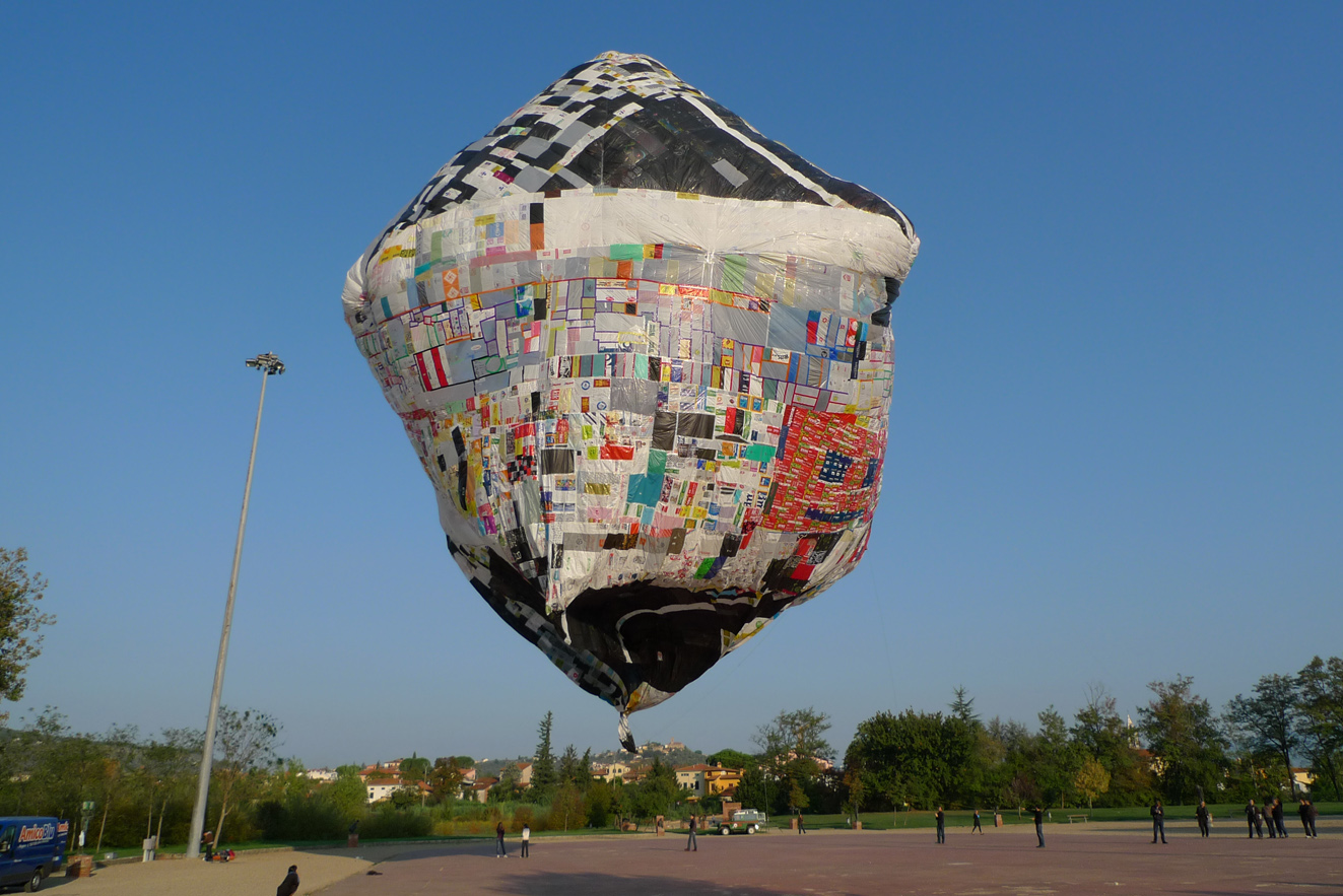 Tomás Saraceno, Museo Aero Solar, 2011. Courtesy: Museo Aero Solar.