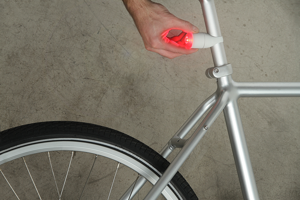 iFlash - white rear light + hand on bike sideview