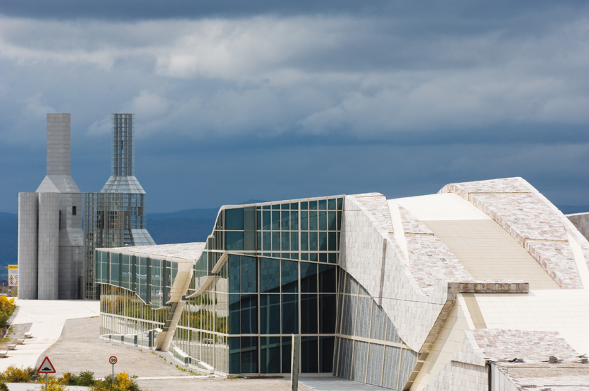 Eisenman Architects, City of Culture of Galicia, Santiago de Compostela, 1999–in corso/ongoing. Hemeroteca (sullo sfondo le torri di John Hejduk/John Hejduk towers in the background). Courtesy: Foundation for the City of Culture of Galicia. Photo: Manuel G. Vicente