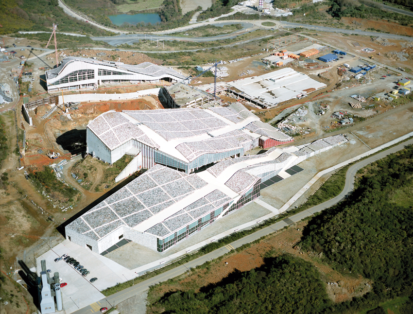 Eisenman Architects, City of Culture of Galicia, Santiago de Compostela, 1999-ongoing. Hemeroteca and Biblioteca (aerial view), 2009. Courtesy: Foundation for the City of Culture of Galicia. Photo: Manuel G. Vicente