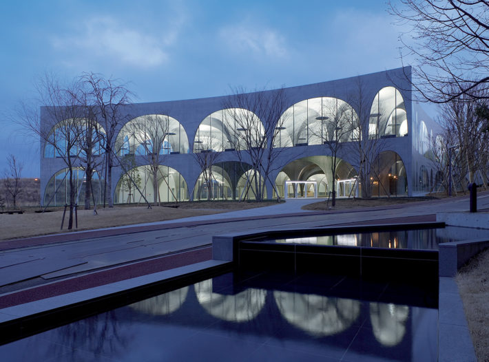 Toyo Ito, Tama Art University Library of Tokyo, 2007. Foto: Ishiguro Photographic Institute.