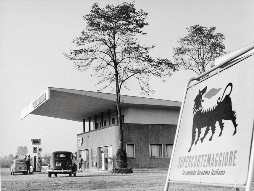 Stazione di servizio Agip, Italia anni '50. Archivio storico Eni