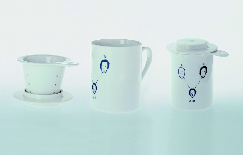 Andrea Branzi, Genetic Tales, 1998. Design per Alessi. Tazze in porcellana bianca con decoro blu