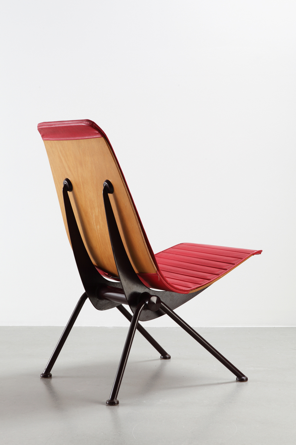 Jean Prouvé, Fauteuil Léger n°356, dit «chaise Antony» variante con ussa in similpelle, 1955.