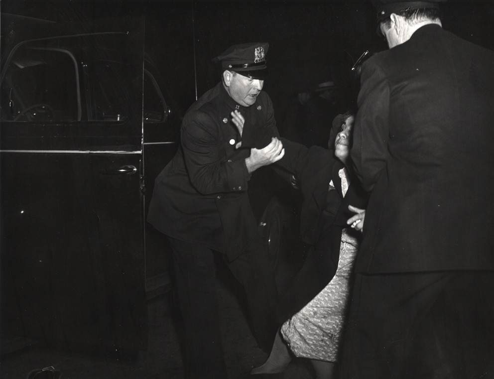 Klat_Weegee_the_dead_mans_wife_arrived