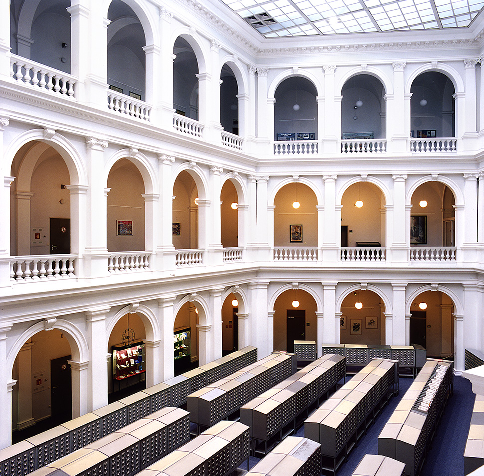 Candida Höfer, Universitätsbibliothek, Hamburg (I), 2000.