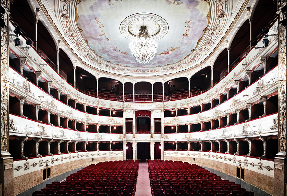 Candida Höfer, Teatro della Pergola Firenze (I), 2008.