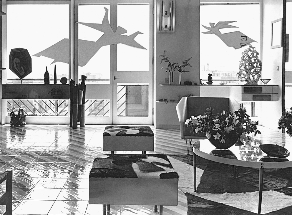 Veduta del soggiorno di casa Ponti con il sistema "finestra arredata", 1957, Milano