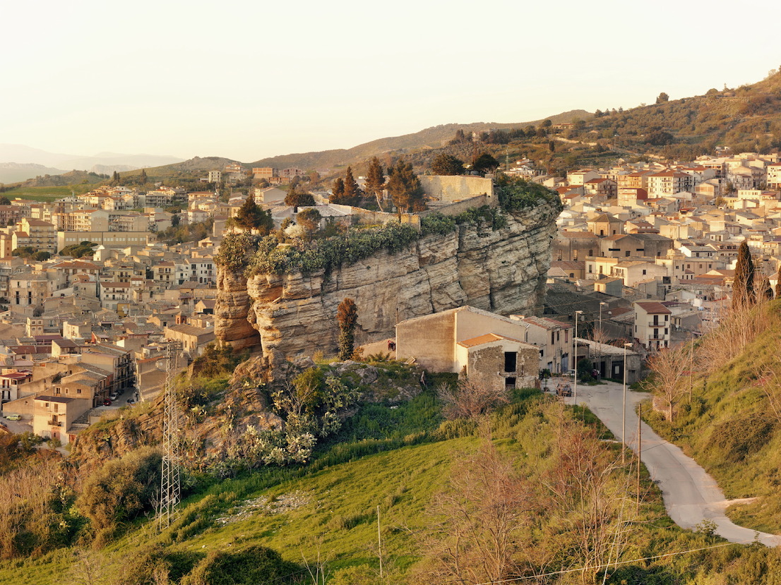 Veduta di Corleone, Corleone, Palermo, 2012.Corleone è stata per circa quarant’anni la roccaforte del cosiddetto clan dei Corleonesi, artefice negli anni’80 e ’90 della più sanguinosa offensiva mafiosa contro lo Stato italiano.