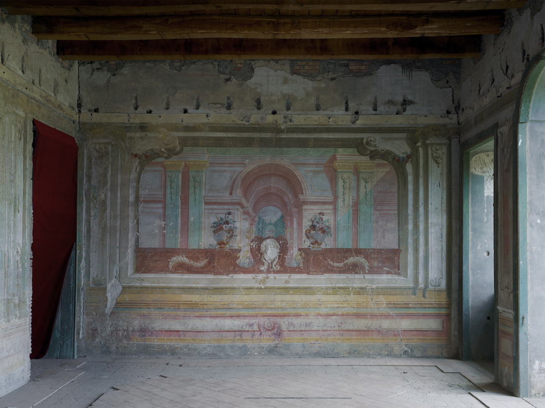 Salone del Castello Mediceo di Ottaviano, Napoli, 2012. Il castello ha circa 360 stanze. In queste stanze la sorella del boss Raffaele Cutolo, Rosetta Cutolo teneva la contabilità delle estorsioni realizzate dai capozona e provvedeva ad assistere, legalmente ed economicamente, le famiglie dei carcerati. Inoltre, teneva un dettagliato elenco degli affiliati conservato in una nicchia scavata in una parete del castello e coperta da un quadro.