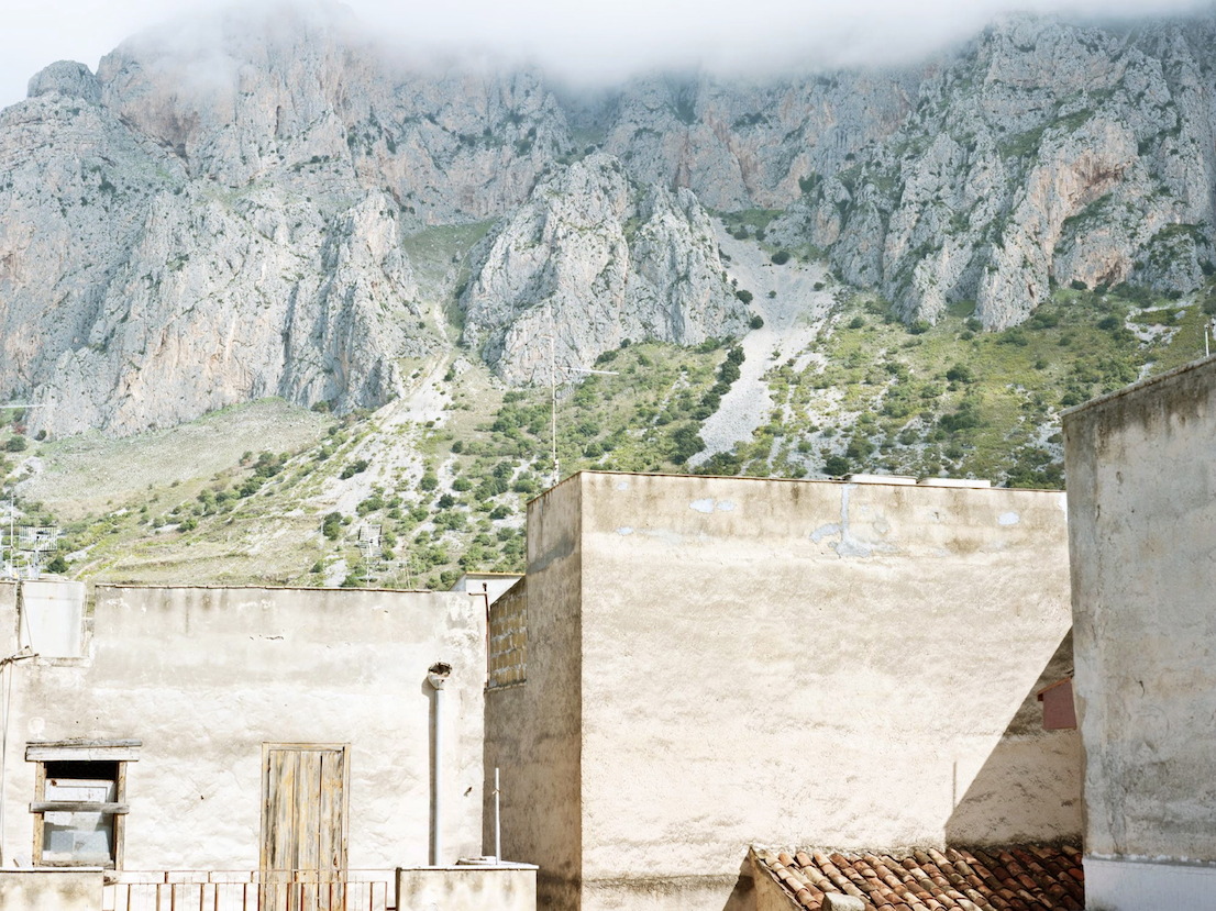 Vista dal balcone della casa di Gaetano Badalamenti, Cinisi, Palermo, 2012. Capomafia di Cinisi e leader della cupola di Cosa Nostra negli anni Settanta, Badalamenti è morto nel 2004 in un carcere degli Stati Uniti mentre stava scontando una condanna di 45 anni per narcotraffico. Nel 2002 la corte italiana lo aveva condannato all'ergastolo per l'omicidio di Giuseppe Impastato, avvenuto nel 1978. La sua abitazione a Cinisi è stata donata al Centro Impastato nel 2010.