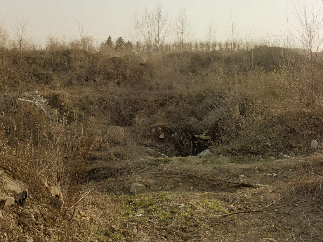 Discarica abusiva sotto sequestro, Desio, Monza e Brianza, 2012. Nel 2008 la procura di Monza ha scoperto a Desio un traffico abusivo di rifiuti, in un’area di 30000 mq precedentemente acquistata da affiliati al clan calabrese Iamonte-Moscato. Il terreno nella zona di Via Molinara, in cui si sospetta la presenza di diversi tipi di rifiuti tossici, è ancora oggi sotto sequestro, in attesa del finanziamento delle operazioni di bonifica.