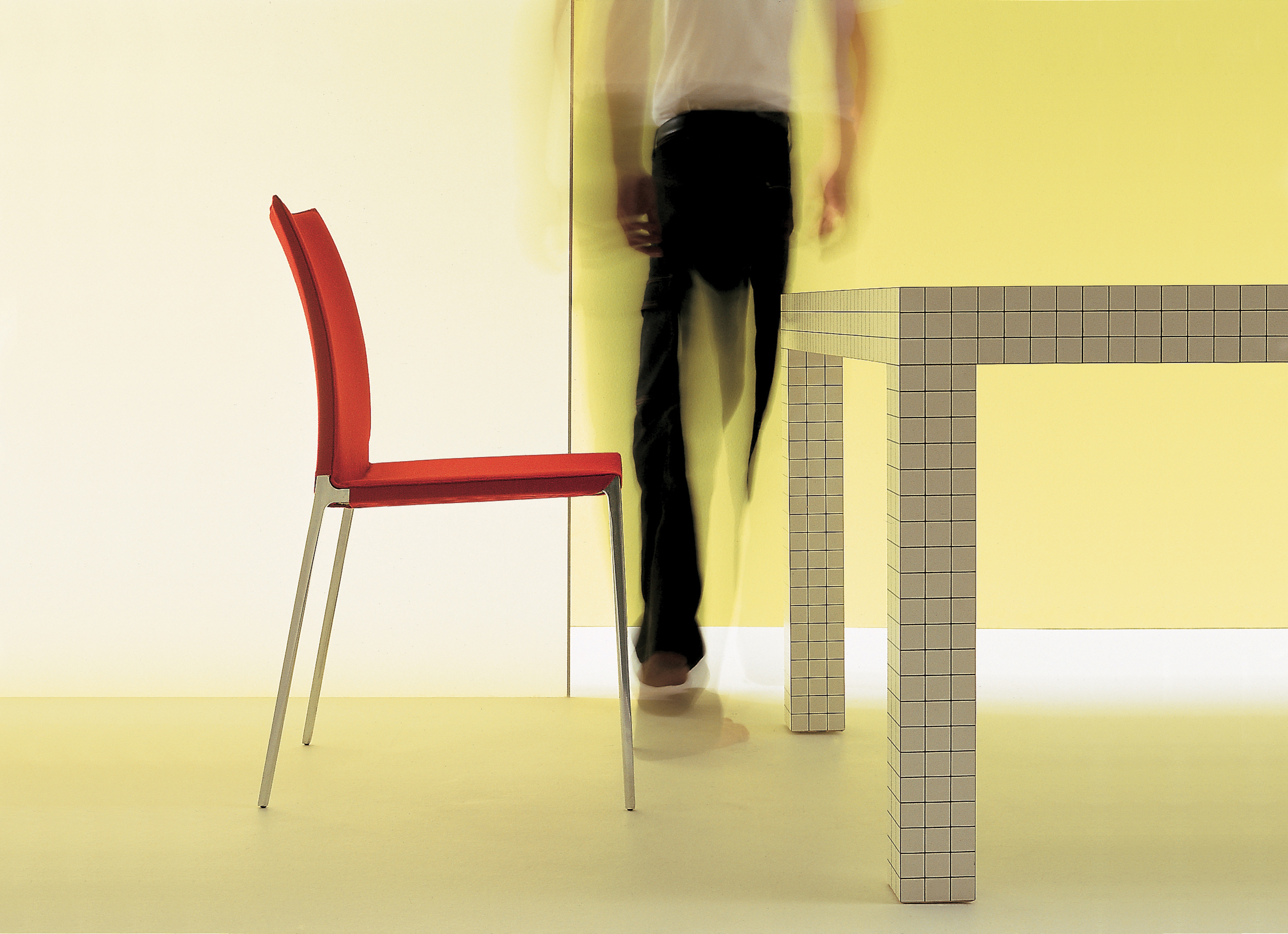 Lia, design di/by Roberto Barbieri per/for Zanotta, 1998-1999 e/and Quaderna, design di/by Superstudio per/for Zanotta, 1970.