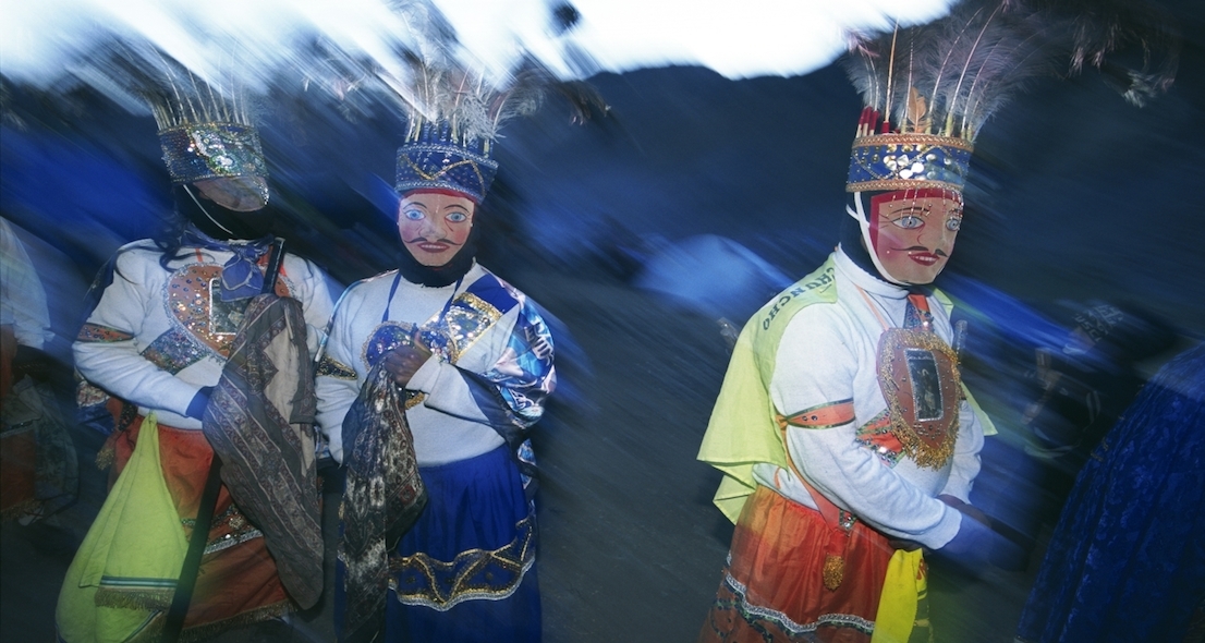 Foto di Kazuyoshi Nomachi. Uomini con la maschera, chiamati Ukuku (“orsi”). Qoyllur Ritti, Perù, 2004.