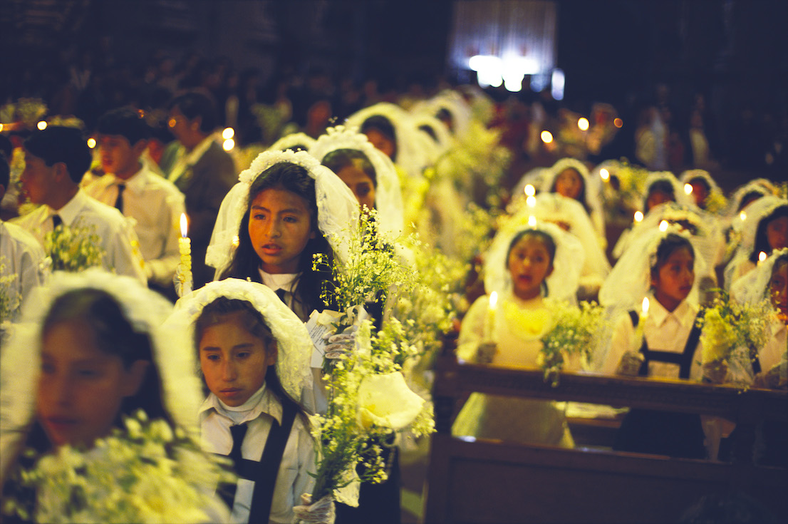 Foto di Kazuyoshi Nomachi. La cerimonia della Prima Comunione Cuzco, Perù, 2002.