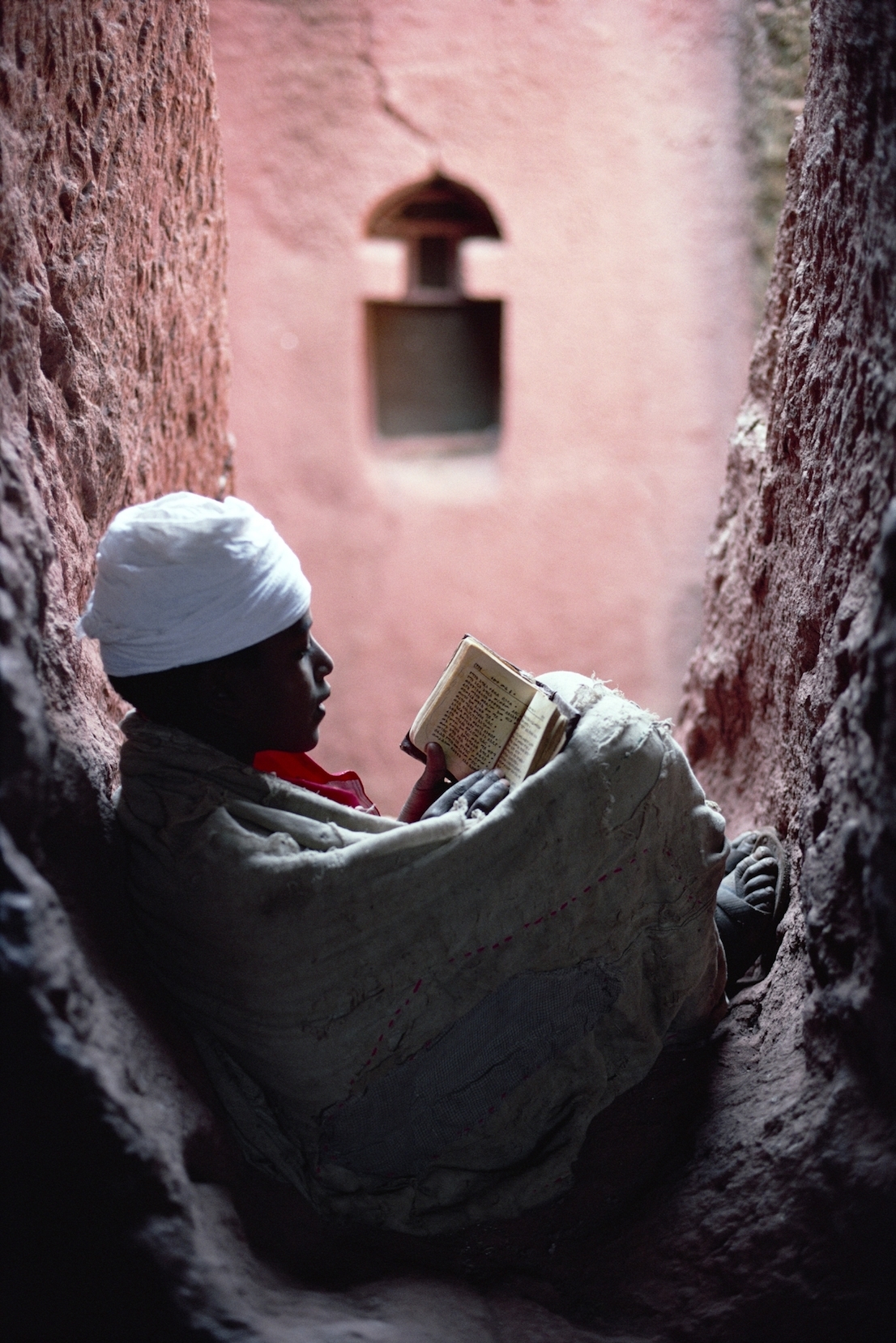 Foto di Kazuyoshi Nomachi. Un giovane diacono legge la Sacra Bibbia Lalibela, Etiopia ,1997.