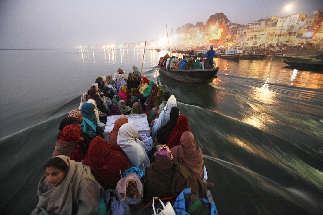 Foto di Kazuyoshi Nomachi. Partenza per il pellegrinaggio di Pancha Koshi, che prevede la visita a cinque templi dedicati a Shiva e ubicati nelle vicinanze di Benares Benares, India 2005.