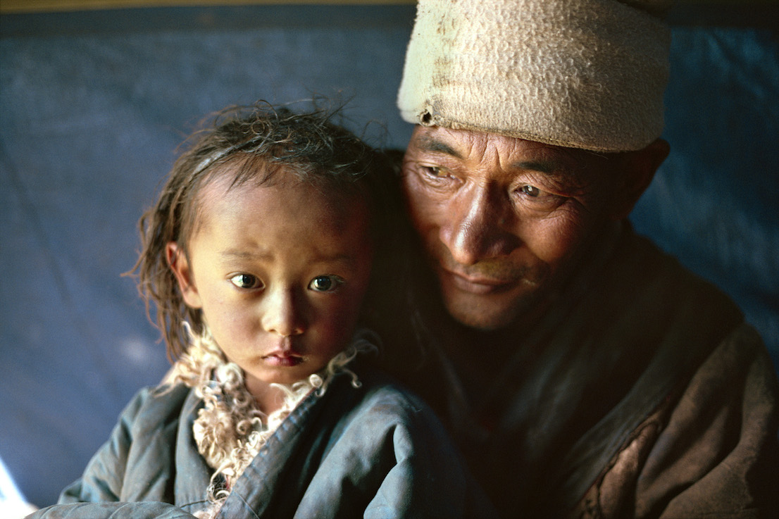 Foto di Kazuyoshi Nomachi. Un padre nomade con il figlio. Tibet, Cina, 1991.