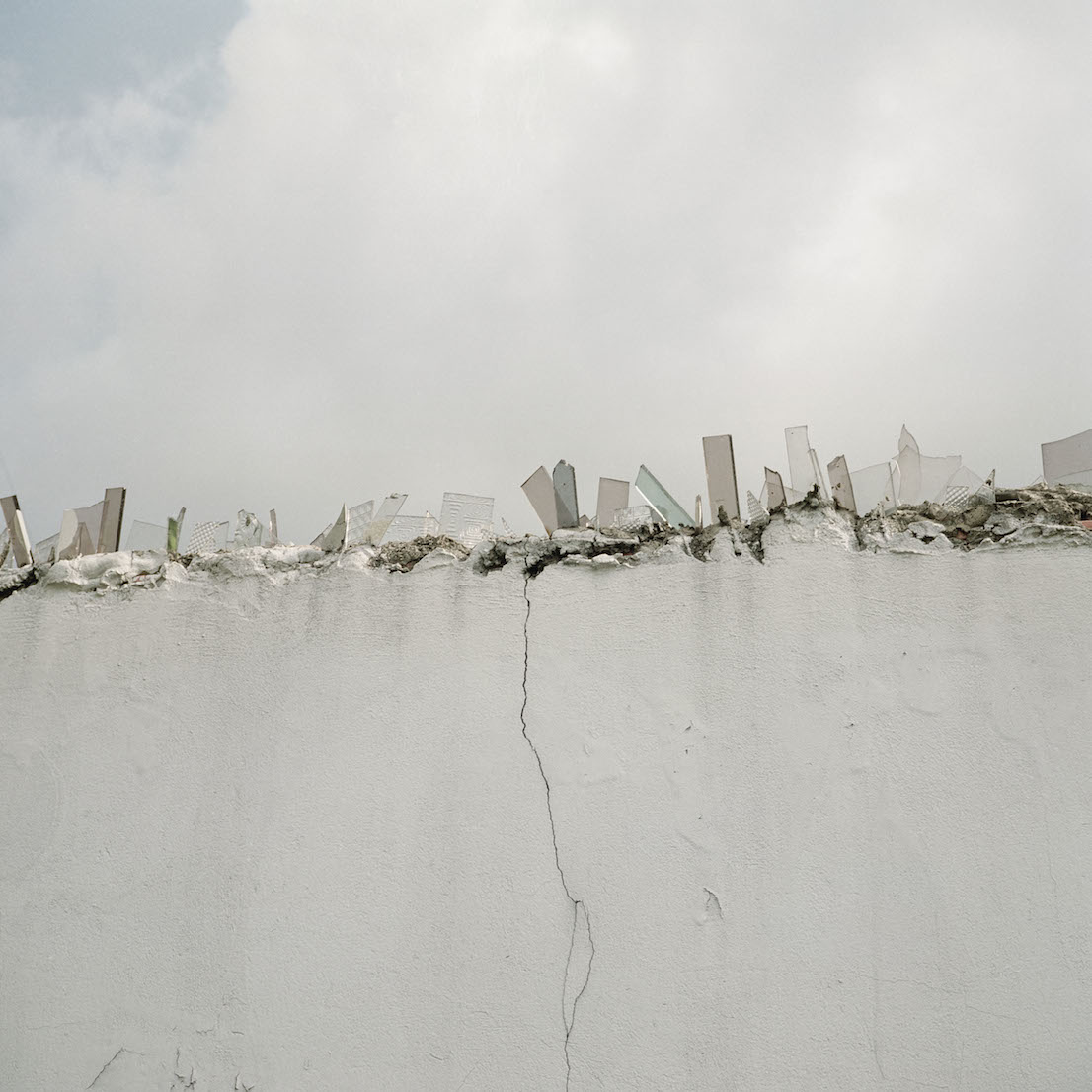 Alec Soth, Untitled 25, Bogotá (broken glass wall), 2003.