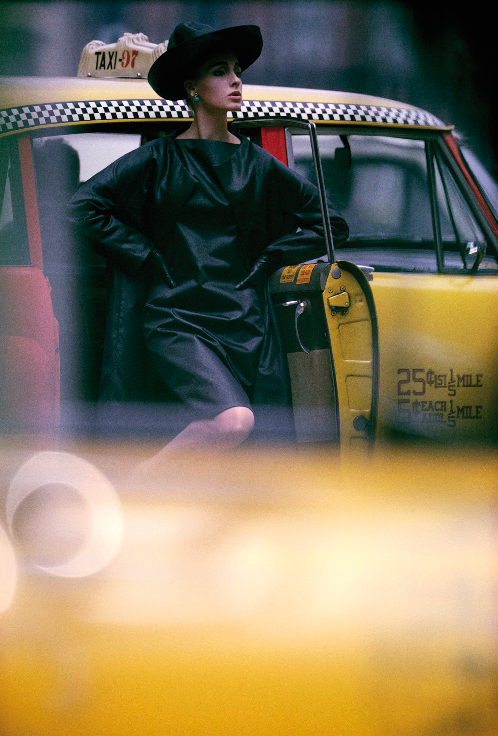 William Klein, Antonia + taxi jaune, photographie de mode pour Vogue, New York, 1962