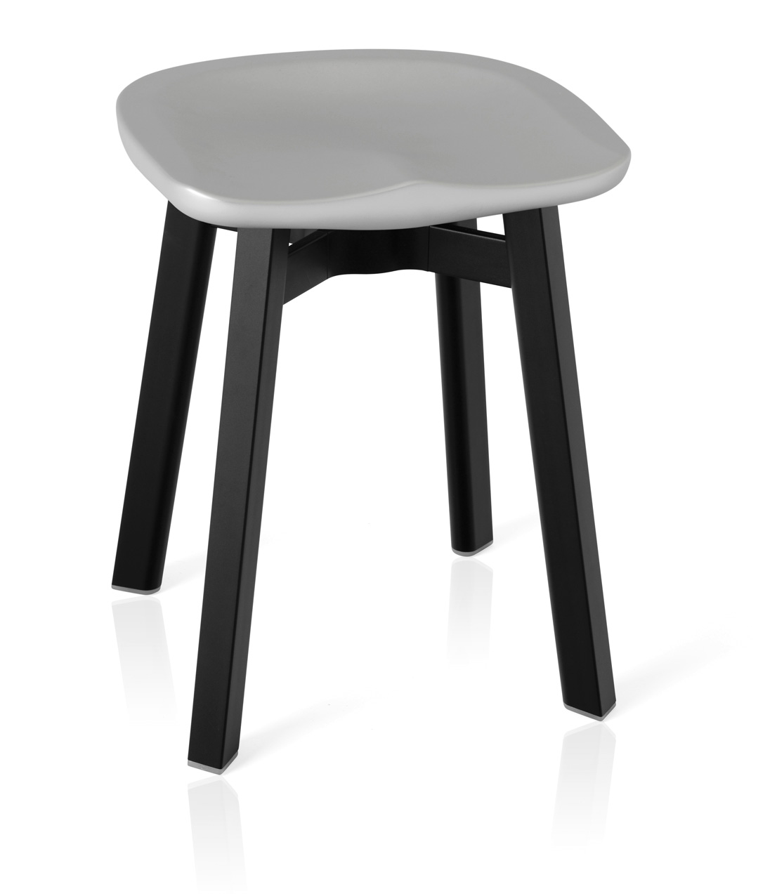 Sgabello SU, design di Nendo per Emeco.