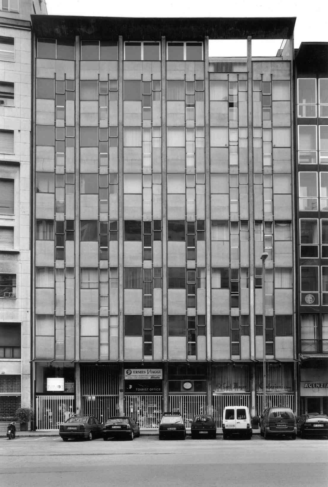 Edificio per uffici, corso Europa 22, 1955/57. Progetto di Vico Magistretti. Foto di Gabriele Basilico