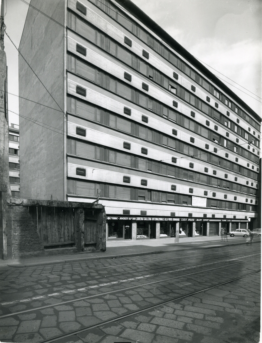 Casa per abitazioni, corso di Porta Romana 49-51-53, 1962/67. Progetto di Vico Magistretti. Foto di Pegoraro.