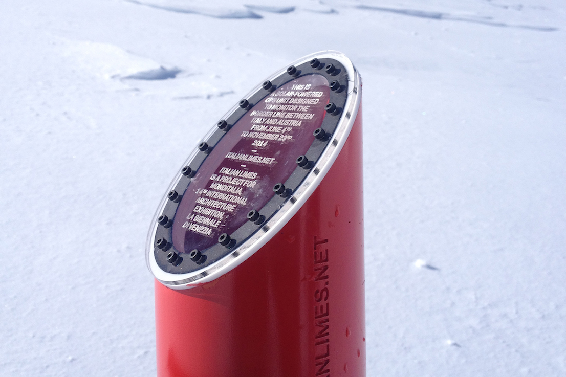 I sensori GPS, alimentati ad energia solare, sul ghiacciaio del Similaun. Foto di Marco Ferrari, maggio 2014. / The solar-powered GPS sensors on the Similaun glacier. Photo by Marco Ferrari, May 2014.