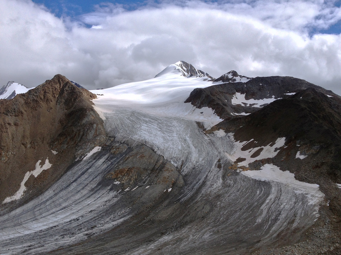 Il ghiacciaio e la cima del Similaun (3.597 m) viste dal Similaunhütte, sul Confine di Stato italo-austriaco, 21 settembre 2014.