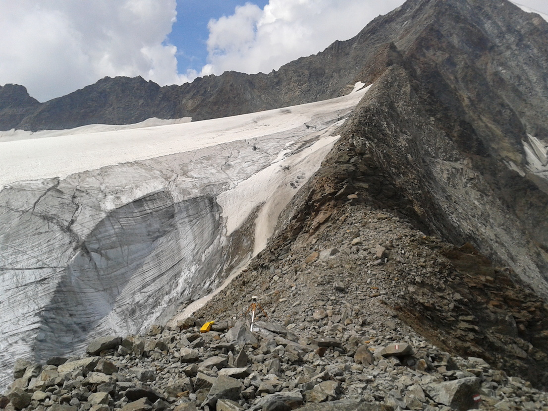  Confine di Stato italo-austriaco, campagna di determinazione del confine mobile sui ghiacciai dell’Alto Adige da parte dell’Istituto Geografico Militare. È visibile il ghiacciaio Ubelalferner, nei pressi del Rifugio Cima Libera, a quota 3.160 m, che ritirandosi ha fatto emergere la cresta rocciosa sottostante che individua l’attuale Confine di Stato. Foto di Simone Bartolini, agosto 2012. / Austrian-Italian border, campaign of determination of the mobile border on the glaciers of South Tyrol by the Istituto Geografico Militare. The picture shows the Ubelalferner glacier, in the vicinity of the Cima Libera Refuge, at an altitude of 3160 m, whose retreat has uncovered the ridge of rock beneath that marks the current state boundary. Photo by Simone Bartolini, August 2012.