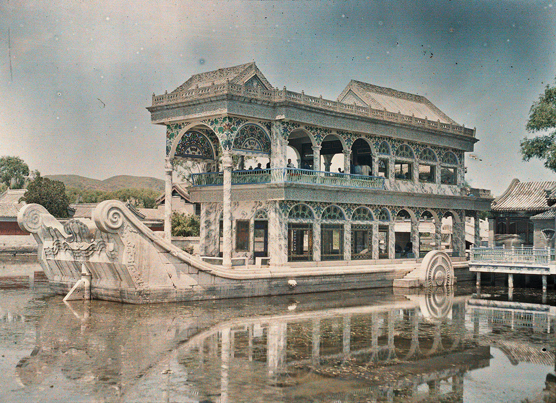 Albert Kahn, Les Archives de la Planète. Stéphane Passet, China, Peking, Yiheyuan, Garden of Harmony, Marble Boat Quinyanfang (Boat of Purity and Ease – Qing Yan Fǎng), June 29th 1912. © Musée Albert-Kahn, Département des Hauts-de-Seine.