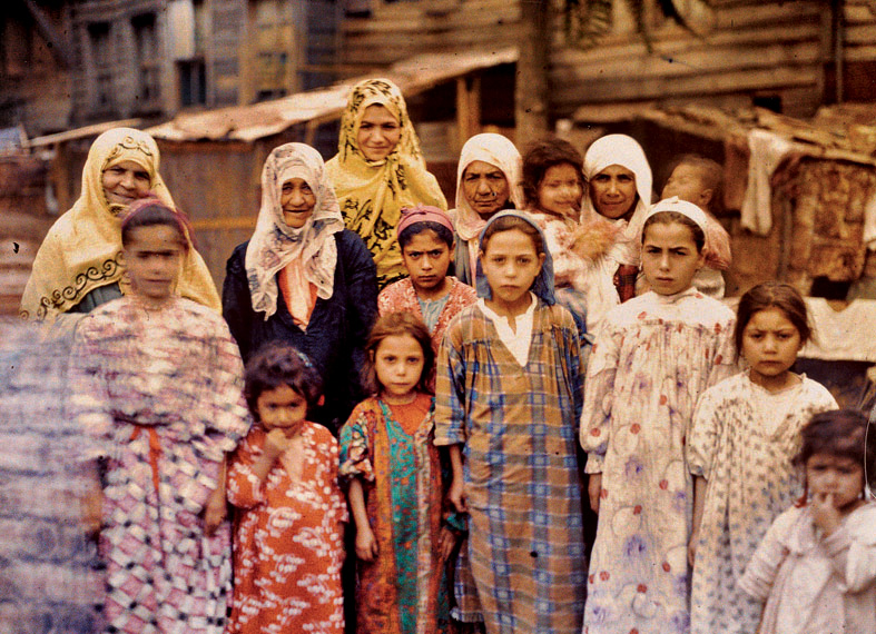 Albert Kahn, Les Archives de la Planète, Stéphane Passet. Turkey, Istanbul, group of Armenian women and girls, September 1912. © Musée Albert-Kahn, Département des Hauts-de-Seine.