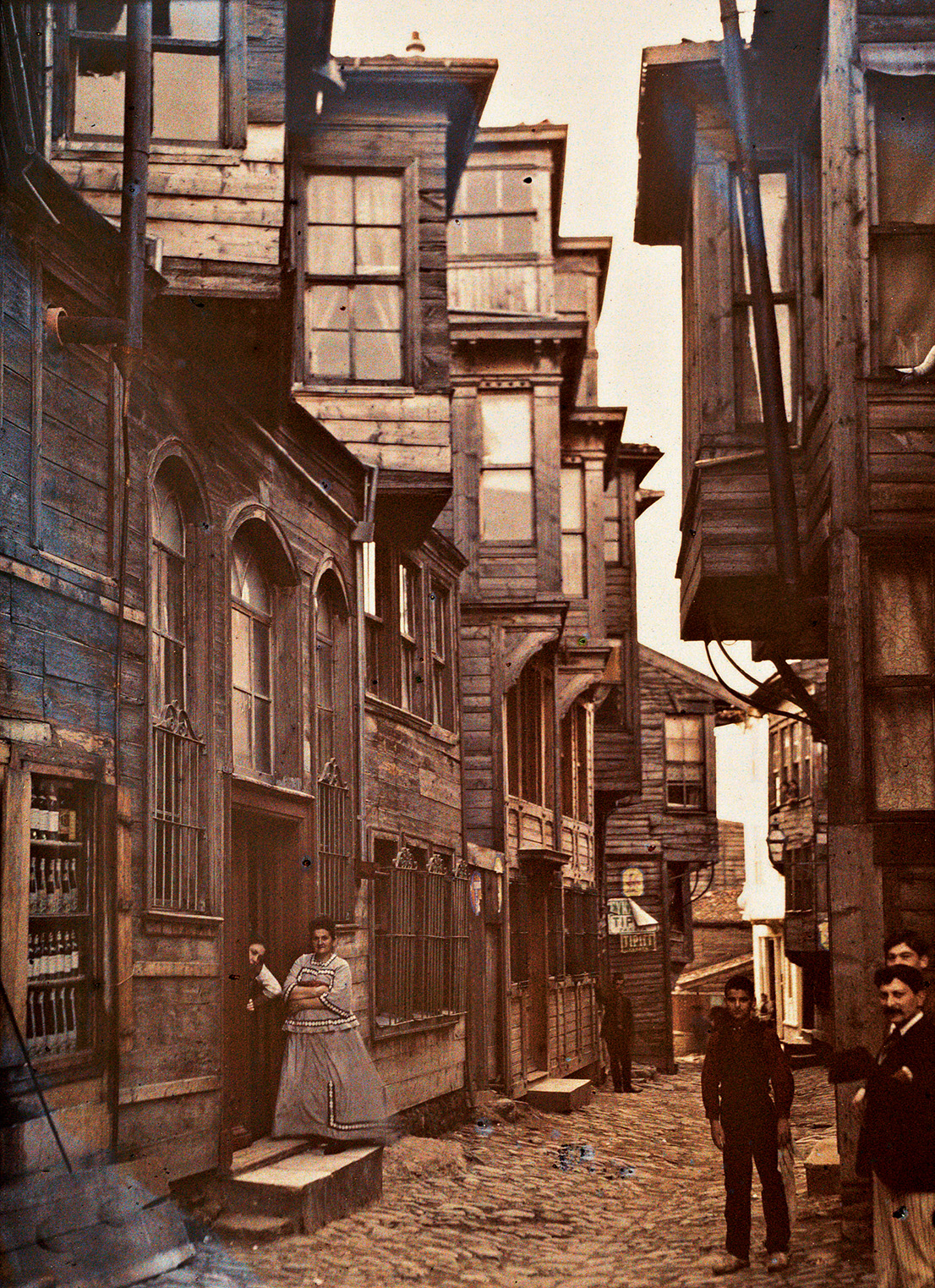 Albert Kahn, Les Archives de la Planète, Stéphane Passet. Turkey, Istanbul, Quarter Pera (today: Beyoğlu), street scene, September 1912. © Musée Albert-Kahn, Département des Hauts-de-Seine.