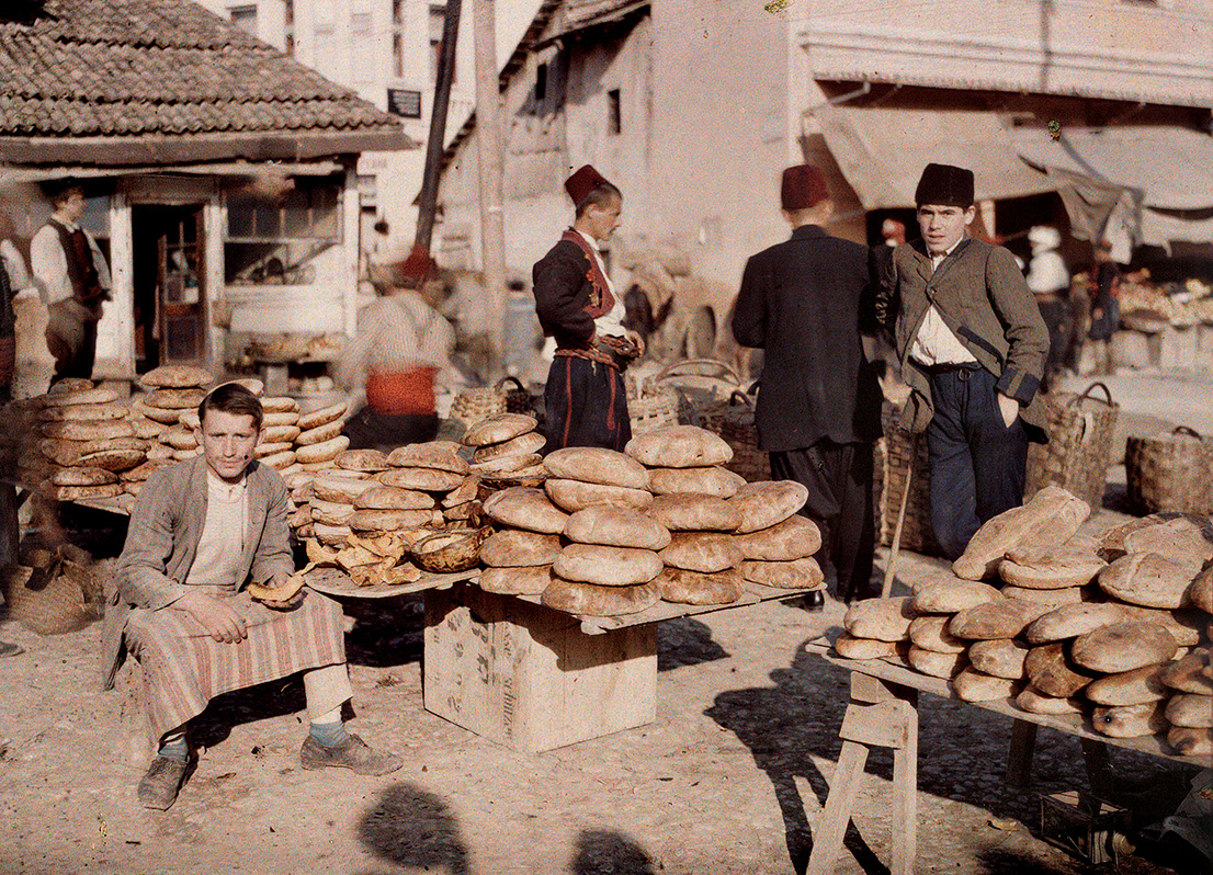 Albert Kahn, Les Archives de la Planète, Auguste Leon. Bosnia and Herzegovina, Sarajevo, dealer of homemade bread on the market. October 15th 1912. © Musée Albert-Kahn, Département des Hauts-de-Seine.