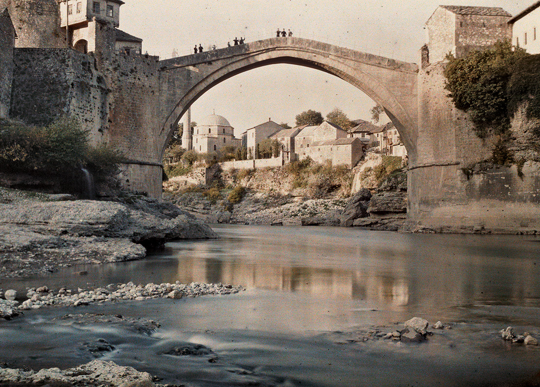 Albert Kahn, Les Archives de la Planète, Auguste Léon. Bosnia and Herzegovina, Mostar, Old Bridge, April 29th 1913. © Musée Albert-Kahn, Département des Hauts-de-Seine.