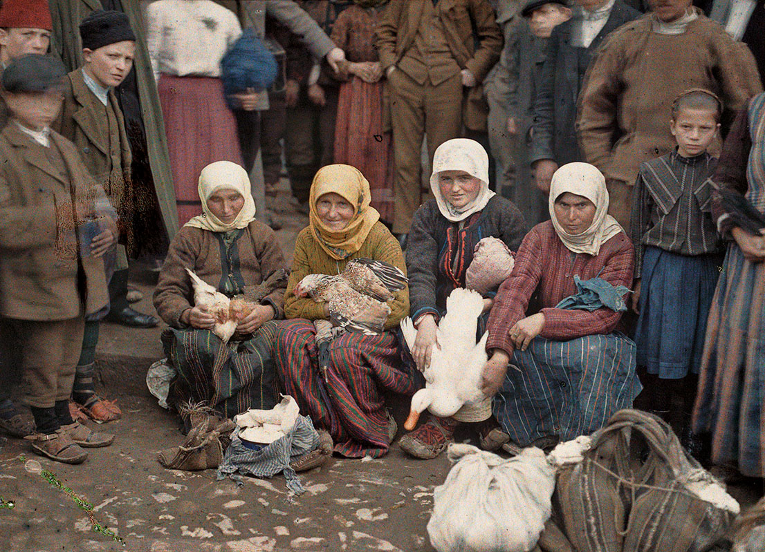 Albert Kahn, Les Archives de la Planète, Auguste Léon. Serbia, Krusevac, saleswomen of poultry on the market, April 29th 1913. © Musée Albert-Kahn, Département des Hauts-de-Seine.