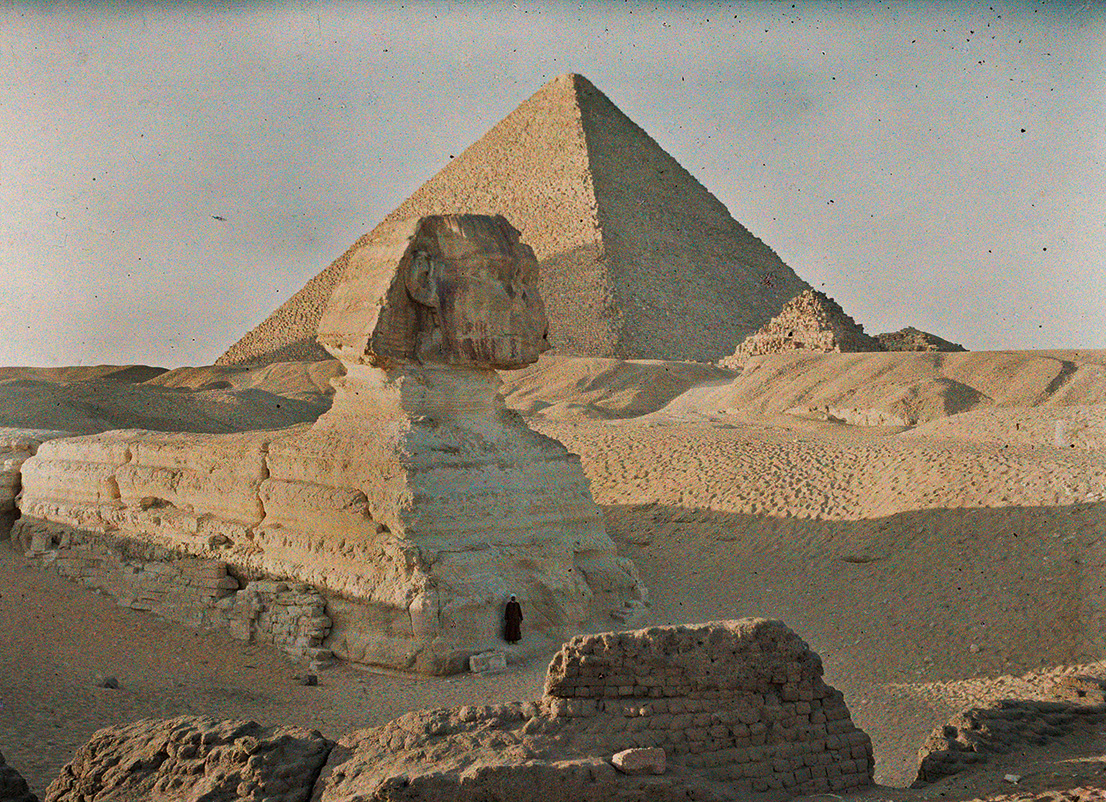 Albert Kahn, Les Archives de la Planète, Auguste Léon. Egypt, Gizeh, Pyramid of Cheops and Sphinx, January 6th 1914. © Musée Albert-Kahn, Département des Hauts-de-Seine.