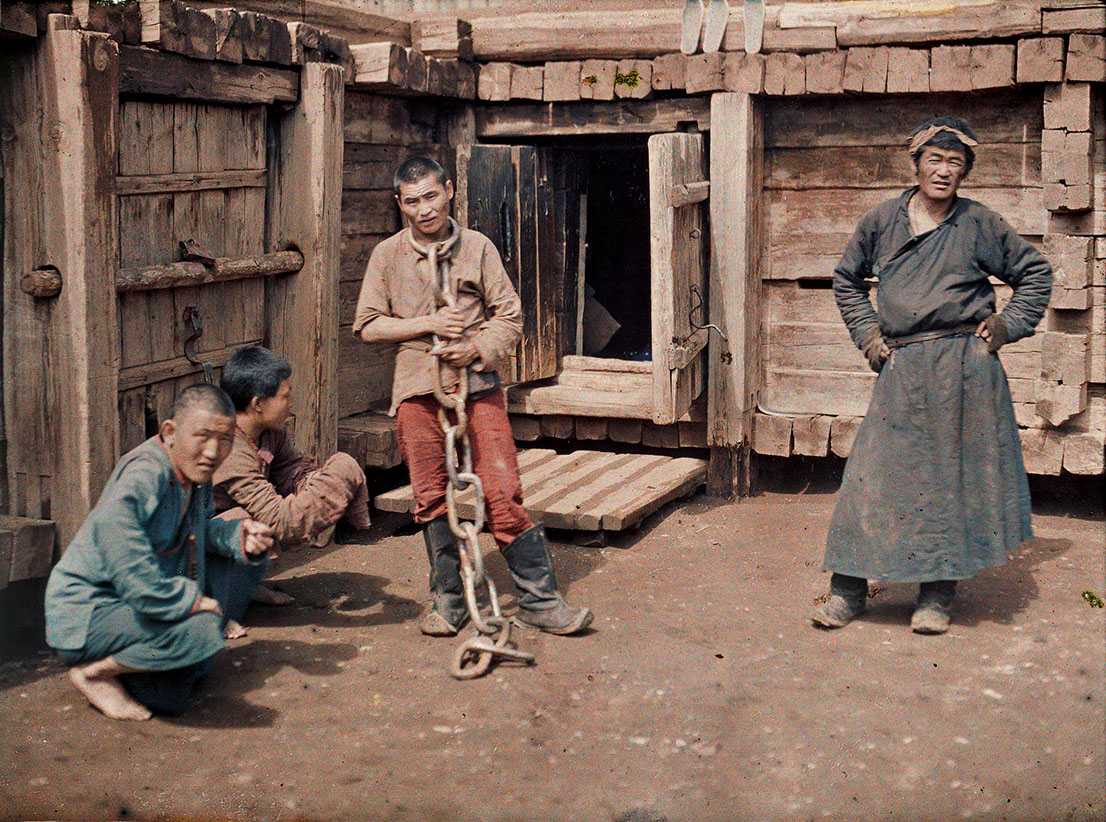Albert Kahn, Les Archives de la Planète, Stéphane Passet. Mongolia, Ulaanbaatar, sentenced person and the warders of the jail, July 25th 1913. © Musée Albert-Kahn, Département des Hauts-de-Seine.