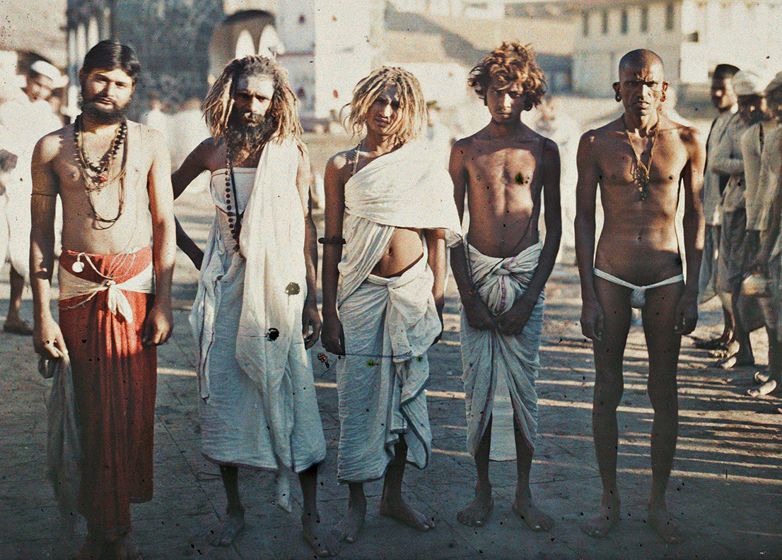 Albert Kahn, Les Archives de la Planète, Stéphane Passet. India, Bombay, Brahmins and Sadhus, December 17th 1913. © Musée Albert-Kahn, Département des Hauts-de-Seine.