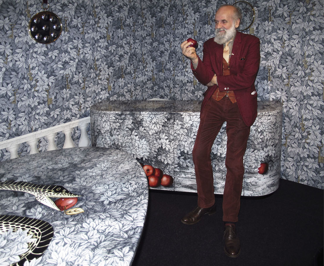 Barnaba Fornasetti nel suo showroom di corso Matteotti per la presentazione della collezione “frutto del peccato” durante il fuorisalone 2013.