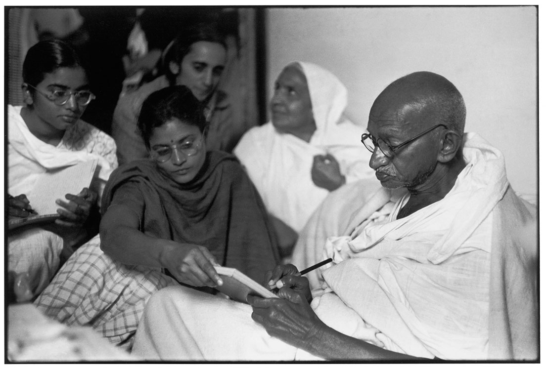 Gandhi, India, 1948. Foto di Henri Cartier Bresson.