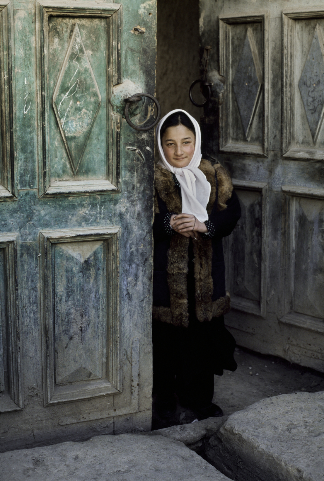 Ragazza sull'uscio, Afghanistan, 2003