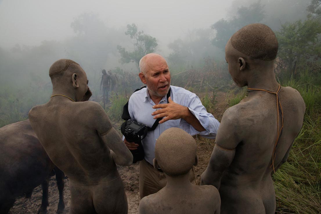 Steve McCurry che parla con un uomo della tribù Surma, Omo Valley, Ethiopia, 2012