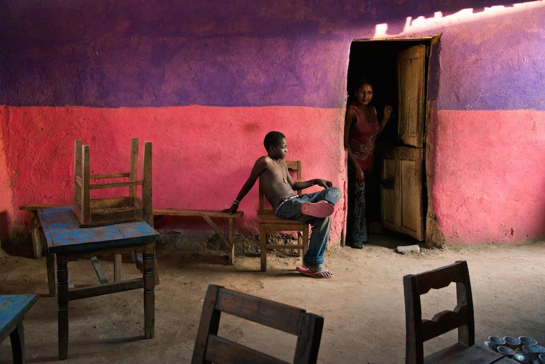 Un ragazzo seduto su una sedia, Omo Valley, Ethiopia, 2013