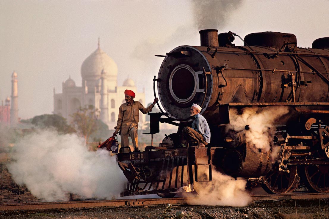 Operai su una locomotiva a vapore, India, 1983
