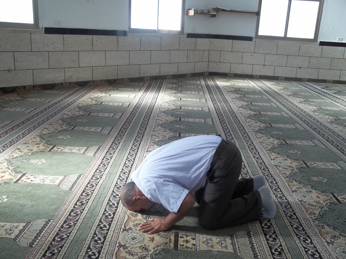 Wendy Ewald, A Man Praying in the Al-Abrar Mosque … Widad/Walla / Muž při modlitbě v mešitě Al-Abrar … Widad/Walla 2013.
